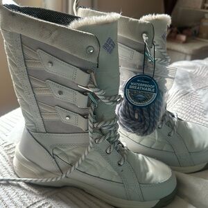 Completely brand new, never worn snow/rain lace up boots!
